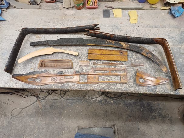 Mercedes W111 Wurzelholz